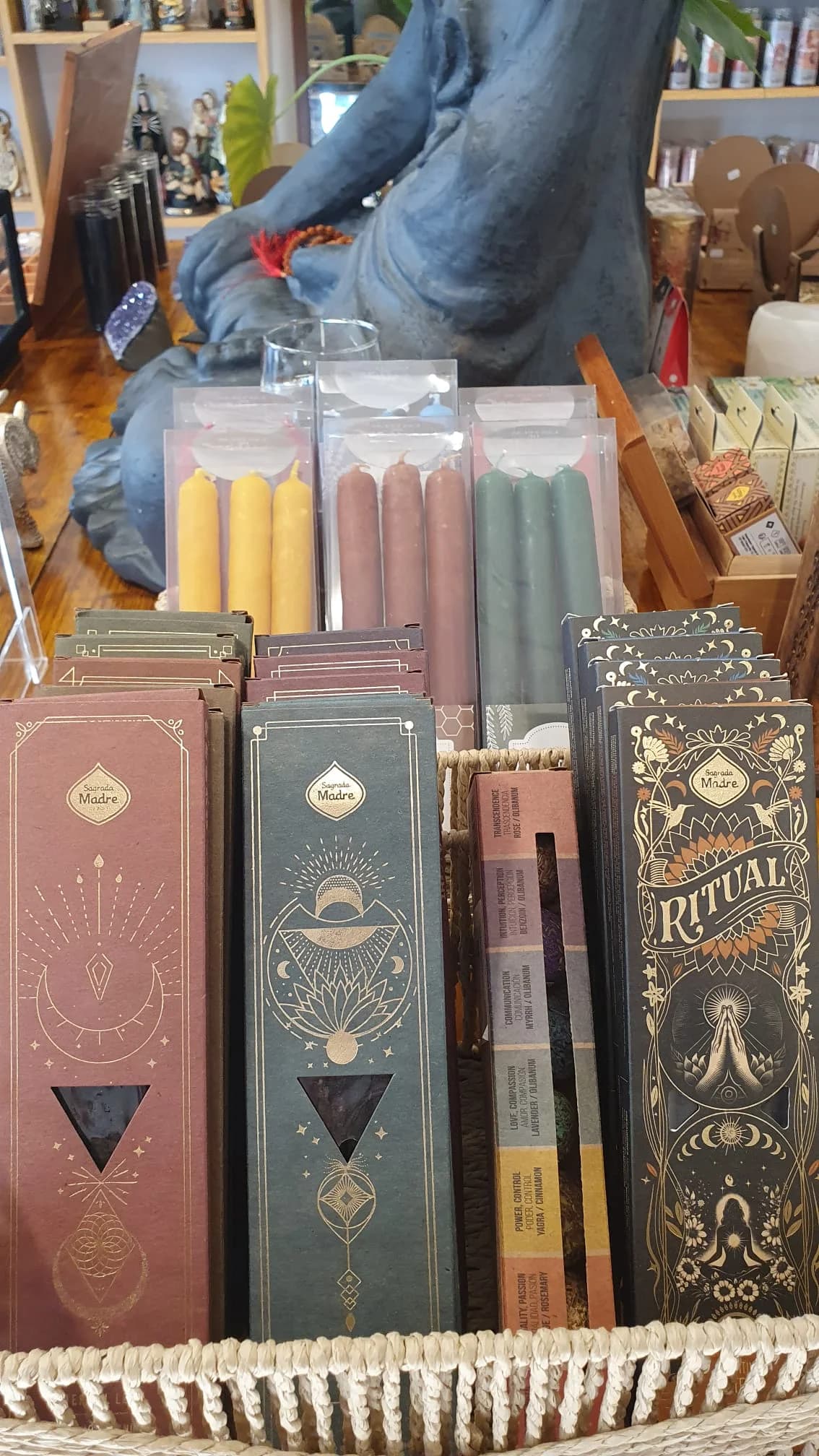 Variedad de velas y velones para rituales místicos