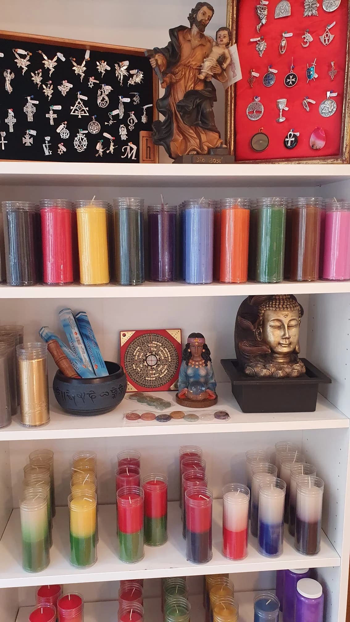 Velones y velas artesanales para rituales místicos